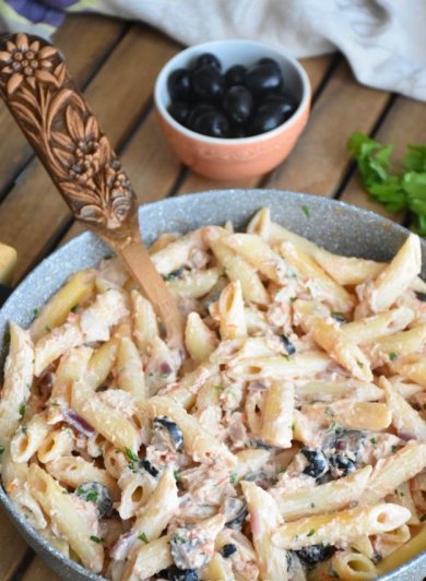 Паста с тунцом и оливками в сливочном соусе 🍝