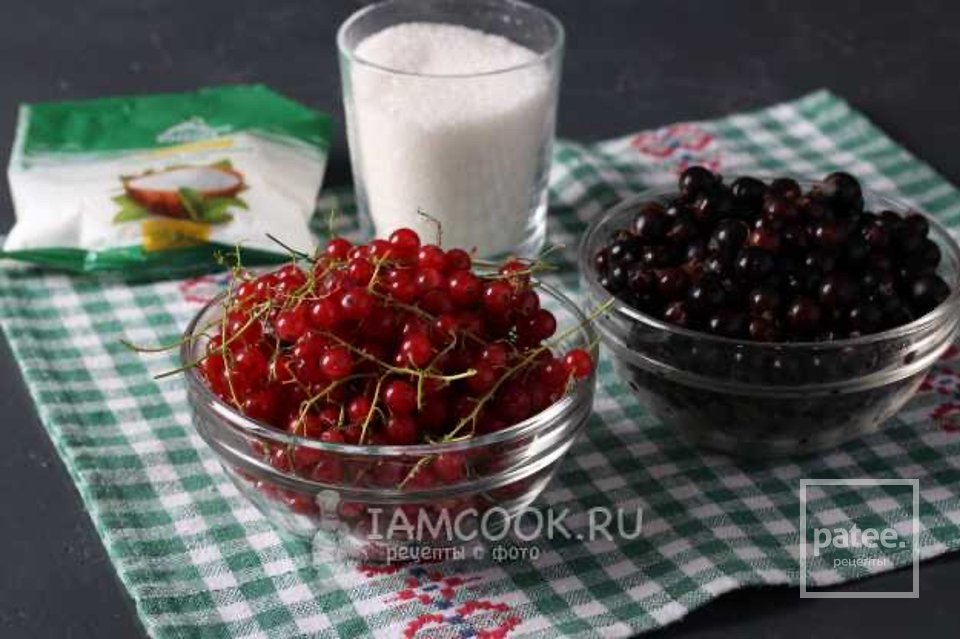 Компот из красной и чёрной смородины на зиму 🫙 - Шаг 1