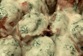 Картофель в мундире из бекона в сметанном соусе