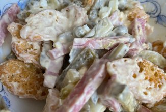 Салат с копчёной колбасой и маринованными огурцами