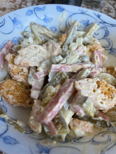 Салат с копчёной колбасой и маринованными огурцами - Шаг 1