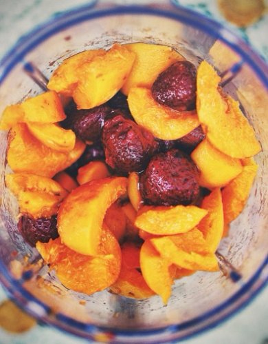 Вкуснейший абрикосово-клубничный смузи 🍹 - Шаг 1