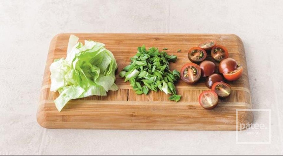 Салат из курицы с помидорами и кремовой заправкой 🥗 - Шаг 8