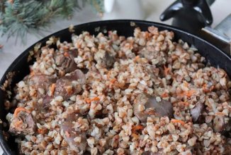 Тушеная куриная печень с гречкой на сковороде 🥣