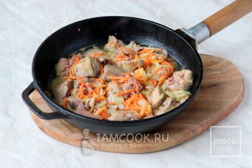 Тушеная куриная печень с гречкой на сковороде 🥣 - Шаг 4
