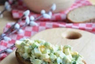 Весенний салат с авокадо, яйцом и огурцом 🥗