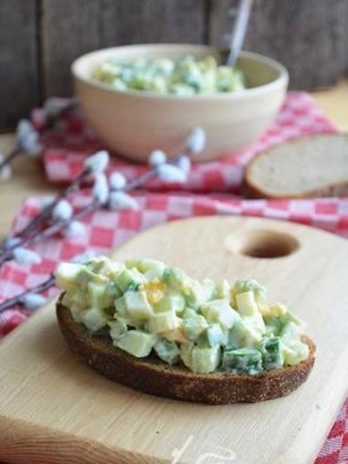 Весенний салат с авокадо, яйцом и огурцом 🥗 - Шаг 1