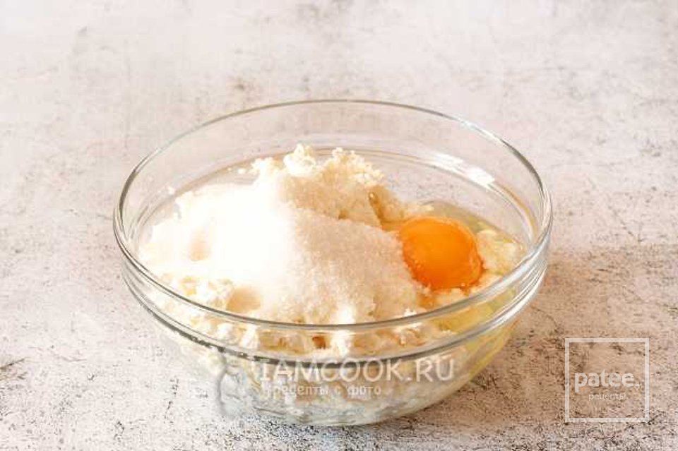 Тертый пирог с творогом и вишней 🍰 - Шаг 7