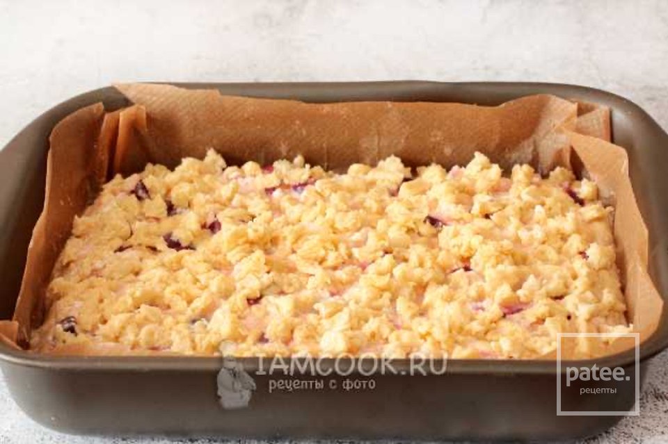 Тертый пирог с творогом и вишней 🍰 - Шаг 10