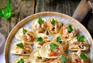 Закуска на чипсах с красной рыбой, сыром и яйцами 👍🏼