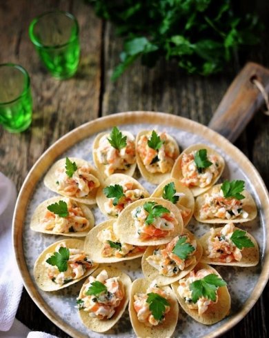 Закуска на чипсах с красной рыбой, сыром и яйцами 👍🏼 - Шаг 7