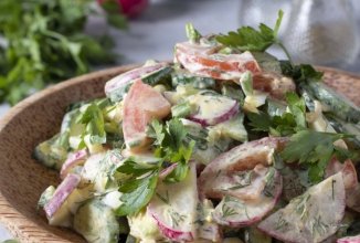 Салат с редиской, огурцом, яйцом и помидором 🥗