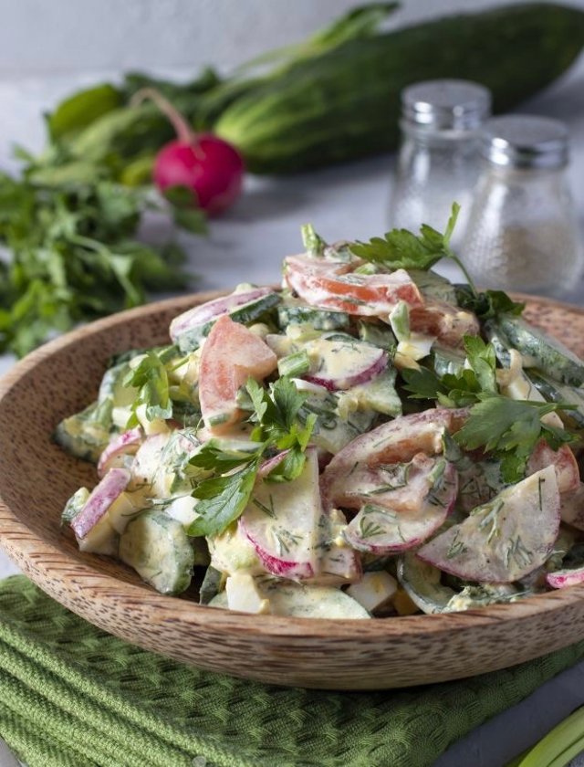 Салат с редиской, огурцом, яйцом и помидором 🥗