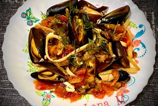 Паста с мидиями и овощами