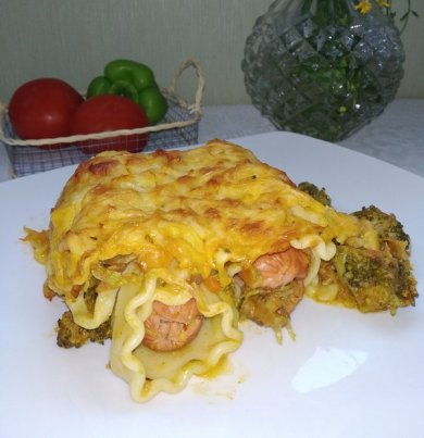 Сосиски в пасте, запеченные с брокколи, кабачком, сыром и соусом Barilla