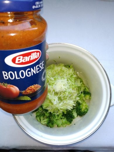 Сосиски в пасте, запеченные с брокколи, кабачком, сыром и соусом Barilla - Шаг 4