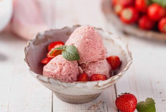 Мороженое из молока с клубникой