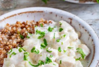 Молочная подливка с куриной грудкой