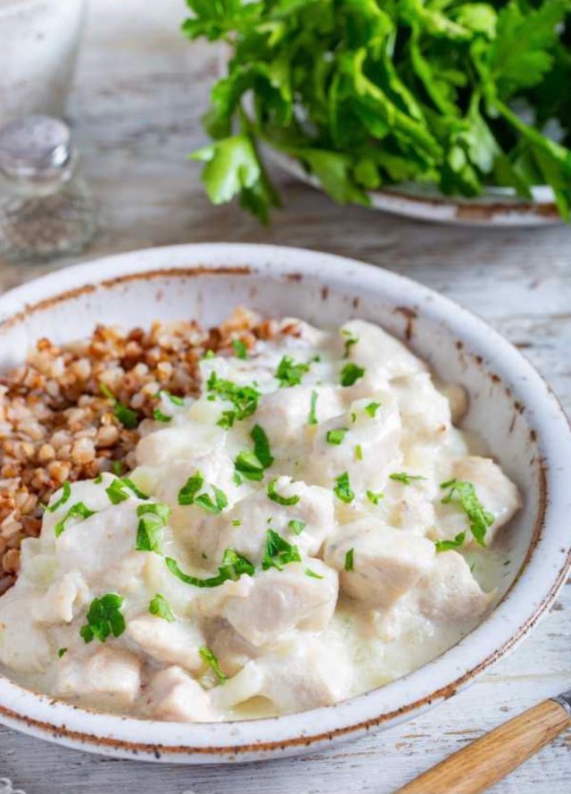 Молочная подливка с куриной грудкой
