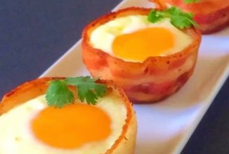 Яичница в корзиночках из бекона.