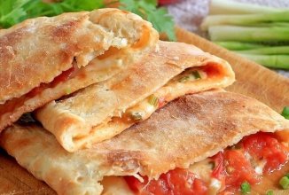 Кальцоне с помидорами, сыром и зеленым луком 👍🏼