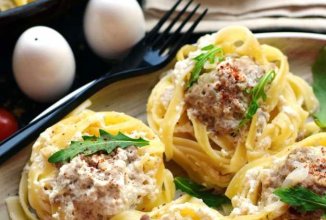 Гнезда из макарон с фаршем в сметанном соусе 👍🏼