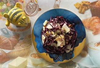 Салат с краснокочанной капустой, грушой и орехами