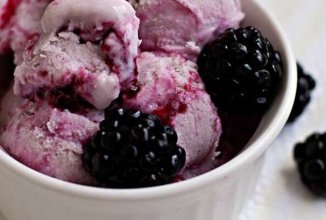 Домашнее мороженое с ежевикой и шоколадом