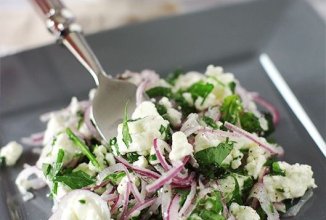 Салат с фетой, луком и зеленью 🥗