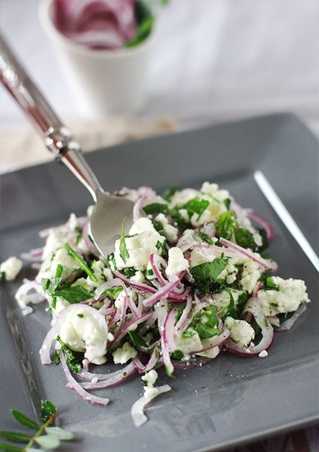 Салат с фетой, луком и зеленью 🥗