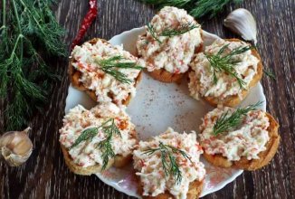 Бутерброды с крабовыми палочками, плавленым сыром и чесноком 👍🏼