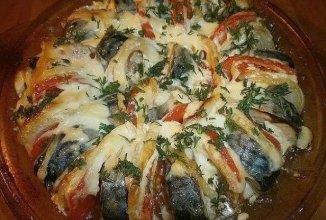 СКУМБРИЯ, ЗАПЕЧЁННАЯ ПОД ОВОЩАМИ