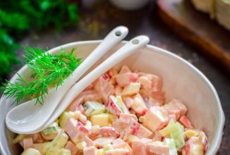 Салат с крабовыми палочками и болгарским перцем и колбасой 🥗