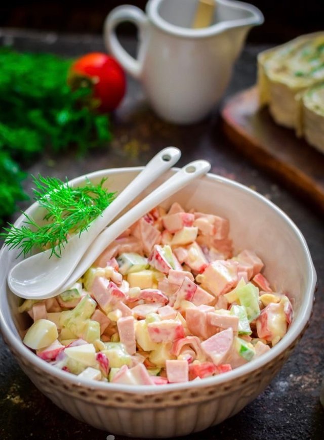 Салат с крабовыми палочками и болгарским перцем и колбасой 🥗