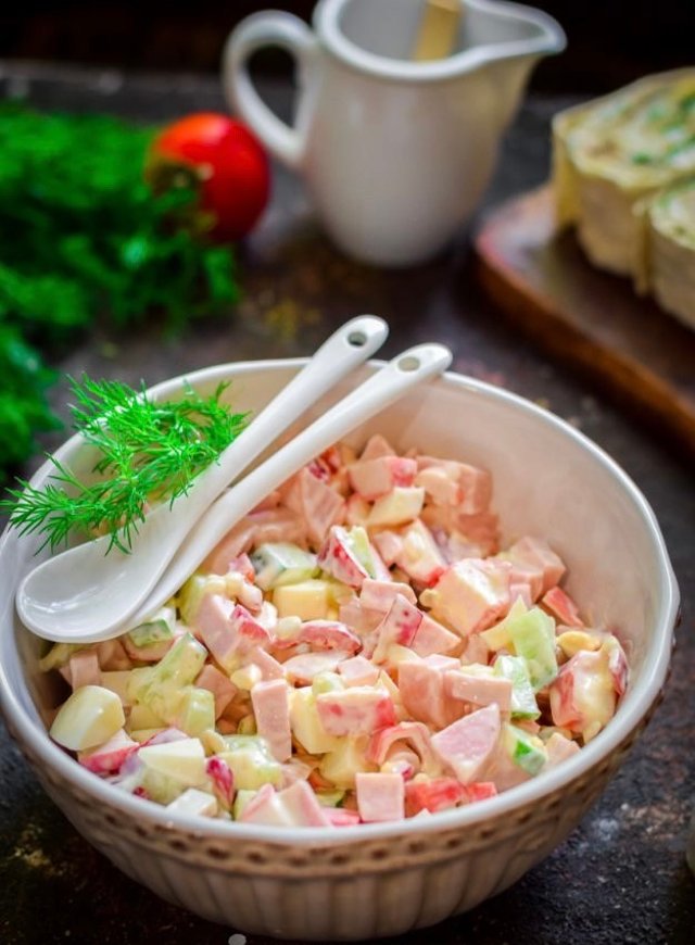 Салат с крабовыми палочками и болгарским перцем и колбасой 🥗