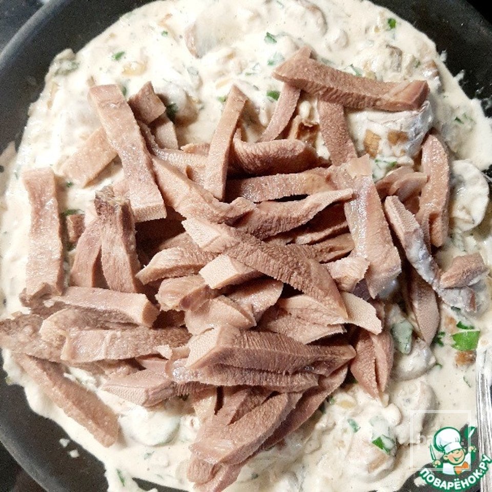 Говяжий язык в сливочном соусе. Язык с горошком. Рецепт языка в соусе. Говядина под соусом цахтон. Говяжий язык под сливочным соусом.