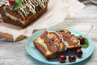 Двухцветный кекс с вишней