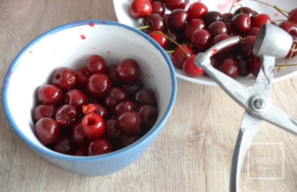 Двухцветный кекс с вишней - Шаг 9