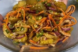 Салат из солёных огурцов.