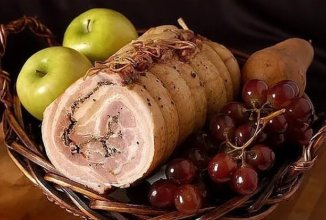 Рулет из свиной грудки в домашних условиях.