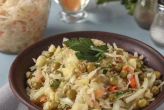 Салат из квашеной капусты с горошком и яблоком 🥗
