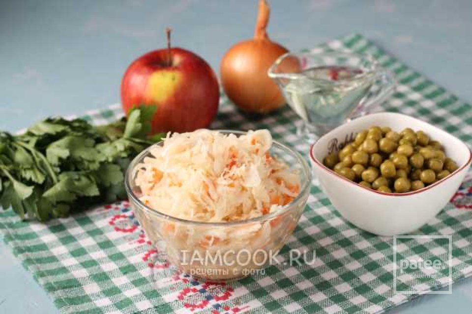 Салат из квашеной капусты с горошком и яблоком 🥗 - Шаг 1