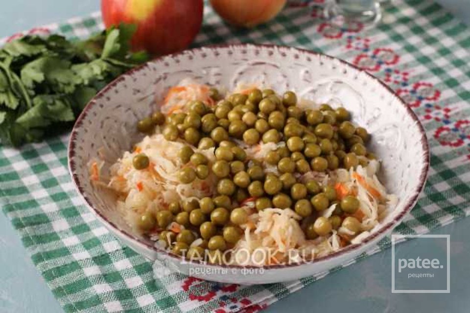 Салат из квашеной капусты с горошком и яблоком 🥗 - Шаг 2