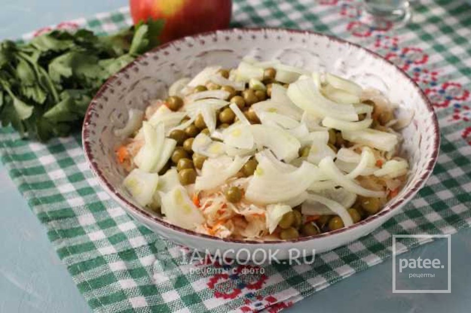 Салат из квашеной капусты с горошком и яблоком 🥗 - Шаг 3
