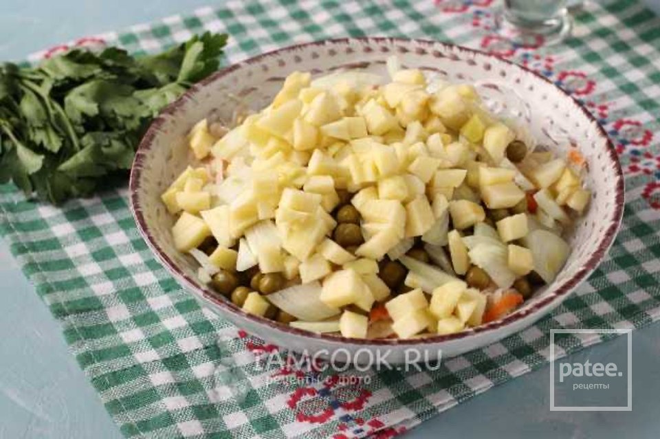 Салат из квашеной капусты с горошком и яблоком 🥗 - Шаг 4