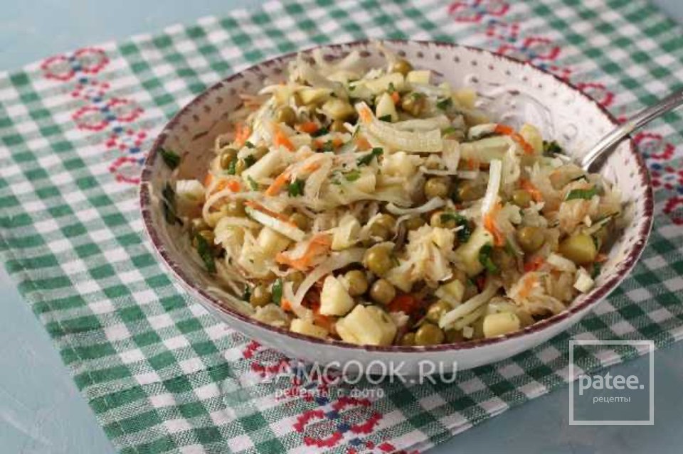 Салат из квашеной капусты с горошком и яблоком 🥗 - Шаг 6