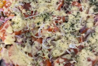 Пицца с грибами, ветчиной и помидорами