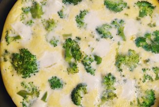 Омлет с брокколи и шпинатом