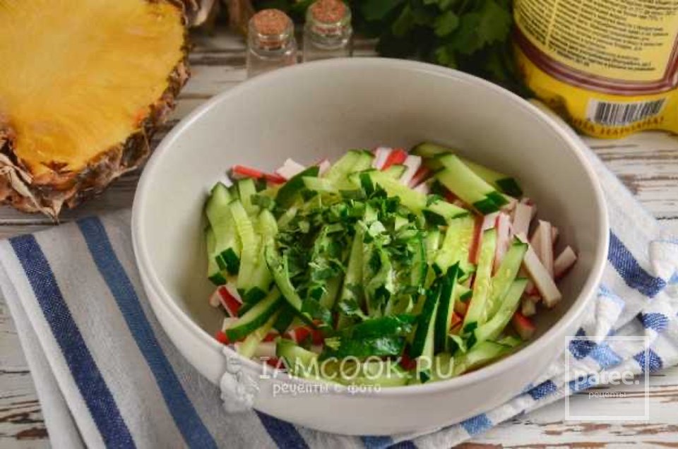 Салат с крабовыми палочками, свежим ананасом, яйцами и огурцом 🥗 - Шаг 4