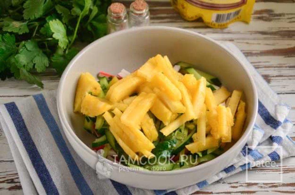 Салат с крабовыми палочками, свежим ананасом, яйцами и огурцом 🥗 - Шаг 5